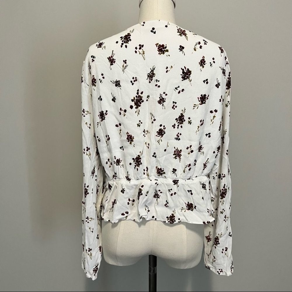 Aritzia Sunday Best New Cropped Tie Front Blouse Floral - Picture 13 of 16
